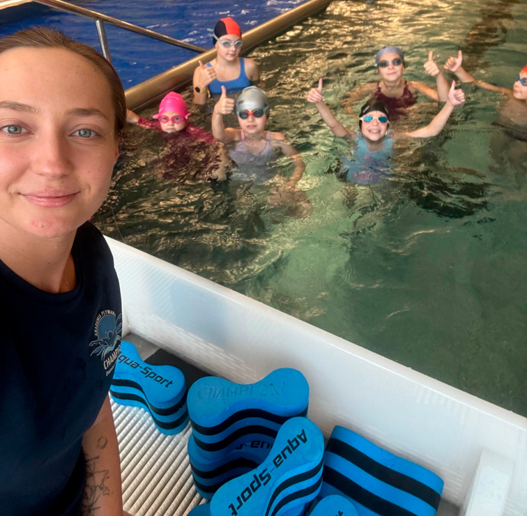 Instruktorka pływania z dziećmi